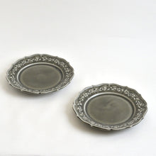 Load image into Gallery viewer, 花冠レリーフ皿6寸 (グレー) / 阿部慎太朗