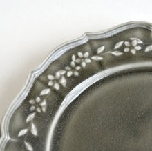 Load image into Gallery viewer, 花冠レリーフ皿6寸 (グレー) / 阿部慎太朗