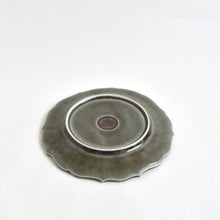 Load image into Gallery viewer, 花冠レリーフ皿6寸 (グレー) / 阿部慎太朗