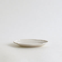 Load image into Gallery viewer, 花形リム豆皿オーバル(ホワイト) / 阿部慎太朗