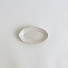 Load image into Gallery viewer, 花形リム豆皿オーバル(ホワイト) / 阿部慎太朗
