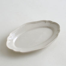 Load image into Gallery viewer, 花形リム豆皿オーバル(ホワイト) / 阿部慎太朗