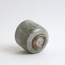 Load image into Gallery viewer, 灰釉小服茶碗 / 森本仁