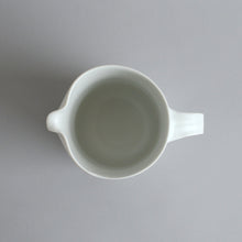 Load image into Gallery viewer, 角ピッチャー中(白) / 高久敏士
