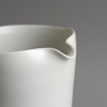 Load image into Gallery viewer, 角ピッチャー中(白) / 高久敏士