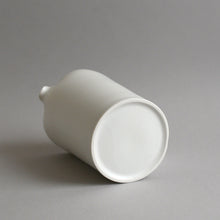 Load image into Gallery viewer, 角ピッチャー中(白) / 高久敏士