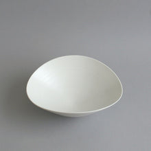 Load image into Gallery viewer, 楕円鉢大(柞) / 高久敏士
