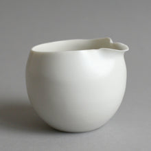 Load image into Gallery viewer, 片口丸小(白) / 高久敏士