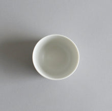 Load image into Gallery viewer, ぐい呑み(白) / 高久敏士