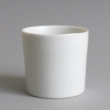 Load image into Gallery viewer, ぐい呑み(白) / 高久敏士