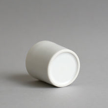 Load image into Gallery viewer, ぐい呑み(白) / 高久敏士