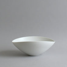 画像をギャラリービューアに読み込む, 楕円鉢中(白) / 高久敏士