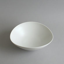 画像をギャラリービューアに読み込む, 楕円鉢中(白) / 高久敏士