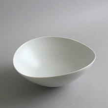 画像をギャラリービューアに読み込む, 楕円鉢中(白) / 高久敏士