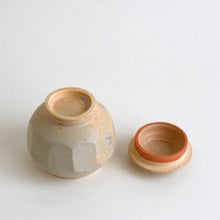 画像をギャラリービューアに読み込む, 灰マット面どりふた壺 / 高木剛