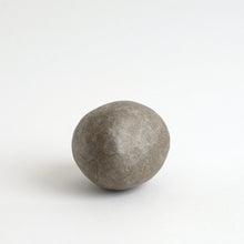 Load image into Gallery viewer, はりこ石 丸小 (いがそめ) / 備中和紙
