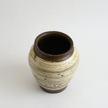 Load image into Gallery viewer, 刷毛目壺 / 高木剛