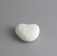 Load image into Gallery viewer, はりこ石 小 (白がさ) / 備中和紙