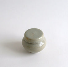 画像をギャラリービューアに読み込む, 青白磁蓋付豆壺 / 日高伸治
