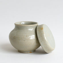 画像をギャラリービューアに読み込む, 青白磁蓋付豆壺 / 日高伸治