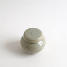 画像をギャラリービューアに読み込む, 青白磁蓋付薬壺 小 / 日高伸治