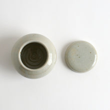 画像をギャラリービューアに読み込む, 青白磁蓋付薬壺 小 / 日高伸治