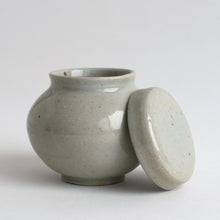 画像をギャラリービューアに読み込む, 青白磁蓋付薬壺 小 / 日高伸治