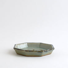 Load image into Gallery viewer, つゆ草八角皿 中 / 袖師窯