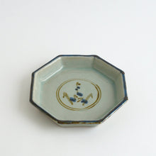 Load image into Gallery viewer, つゆ草八角皿 中 / 袖師窯