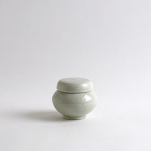 画像をギャラリービューアに読み込む, 白磁蓋付薬壺 小 / 日高伸治