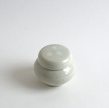 画像をギャラリービューアに読み込む, 白磁蓋付薬壺 小 / 日高伸治