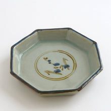 Load image into Gallery viewer, つゆ草八角皿 中 / 袖師窯