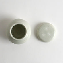 画像をギャラリービューアに読み込む, 白磁蓋付薬壺 小 / 日高伸治