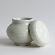 画像をギャラリービューアに読み込む, 白磁蓋付薬壺 小 / 日高伸治