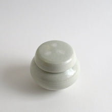 Load image into Gallery viewer, 白磁蓋付薬壺 中 / 日高伸治