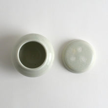 Load image into Gallery viewer, 白磁蓋付薬壺 中 / 日高伸治