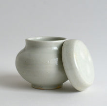 Load image into Gallery viewer, 白磁蓋付薬壺 中 / 日高伸治