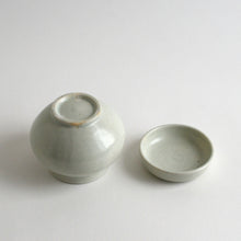 Load image into Gallery viewer, 白磁蓋付薬壺 中 / 日高伸治