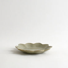 画像をギャラリービューアに読み込む, 青白磁輪花皿 小 / 日高伸治