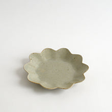 画像をギャラリービューアに読み込む, 青白磁輪花皿 小 / 日高伸治