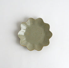 画像をギャラリービューアに読み込む, 青白磁輪花皿 小 / 日高伸治