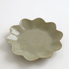 画像をギャラリービューアに読み込む, 青白磁輪花皿 小 / 日高伸治