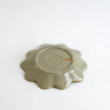 画像をギャラリービューアに読み込む, 青白磁輪花皿 小 / 日高伸治