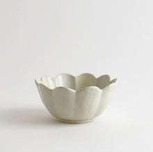 画像をギャラリービューアに読み込む, 輪花鉢 高麗写(青青磁/白磁) / 日高伸治