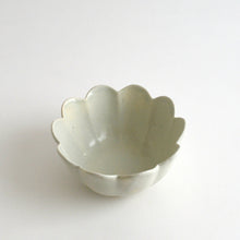 画像をギャラリービューアに読み込む, 輪花鉢 高麗写(青青磁/白磁) / 日高伸治