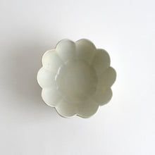 画像をギャラリービューアに読み込む, 輪花鉢 高麗写(青青磁/白磁) / 日高伸治