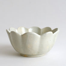 画像をギャラリービューアに読み込む, 輪花鉢 高麗写(青青磁/白磁) / 日高伸治
