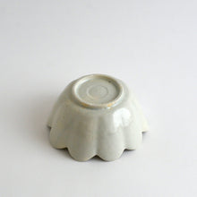 画像をギャラリービューアに読み込む, 輪花鉢 高麗写(青青磁/白磁) / 日高伸治