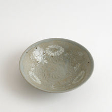 画像をギャラリービューアに読み込む, 印花象嵌菊文碗(青磁/青白磁) / 日高伸治