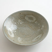 画像をギャラリービューアに読み込む, 印花象嵌菊文碗(青磁/青白磁) / 日高伸治